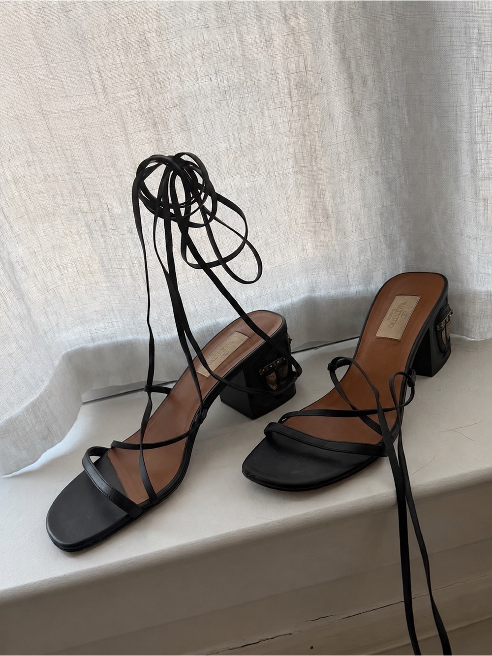 38,5 Valentino Garavani Black Leather Lace-Up Square Toe Sandals